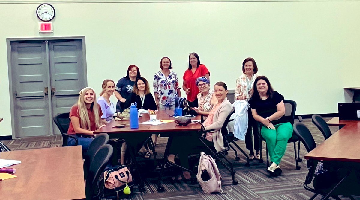 WBESbears's tweet image. Awesome group of Willow Brook teachers &amp;amp; staff learning about foundational literacy and how students learn to read!  Proud of their dedication!  #TheStandardistheStandard #StartwiththeCrown 👑🐻 @ORSchools @FriendsofORS @WBrookPTO @mkosko73