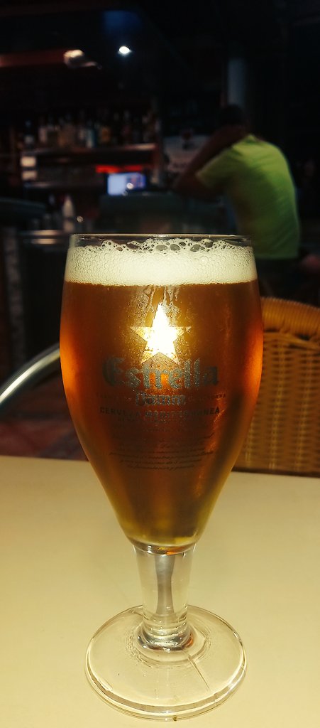 david_birnie's tweet photo. Cala D'Or Mallorca. Where the Cerveza is as tidy as the glass its served in. https://t.co/QfSioAJIIi