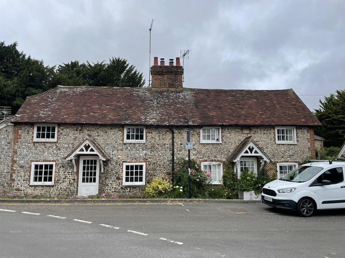 JacobAllen777's tweet photo. The cottage on the left is a Brighton &amp; Hove council house. 

The cottage on the right is a Lewes District Council house.

Wonderful to see!  🏠 https://t.co/cyqJE3F9bC