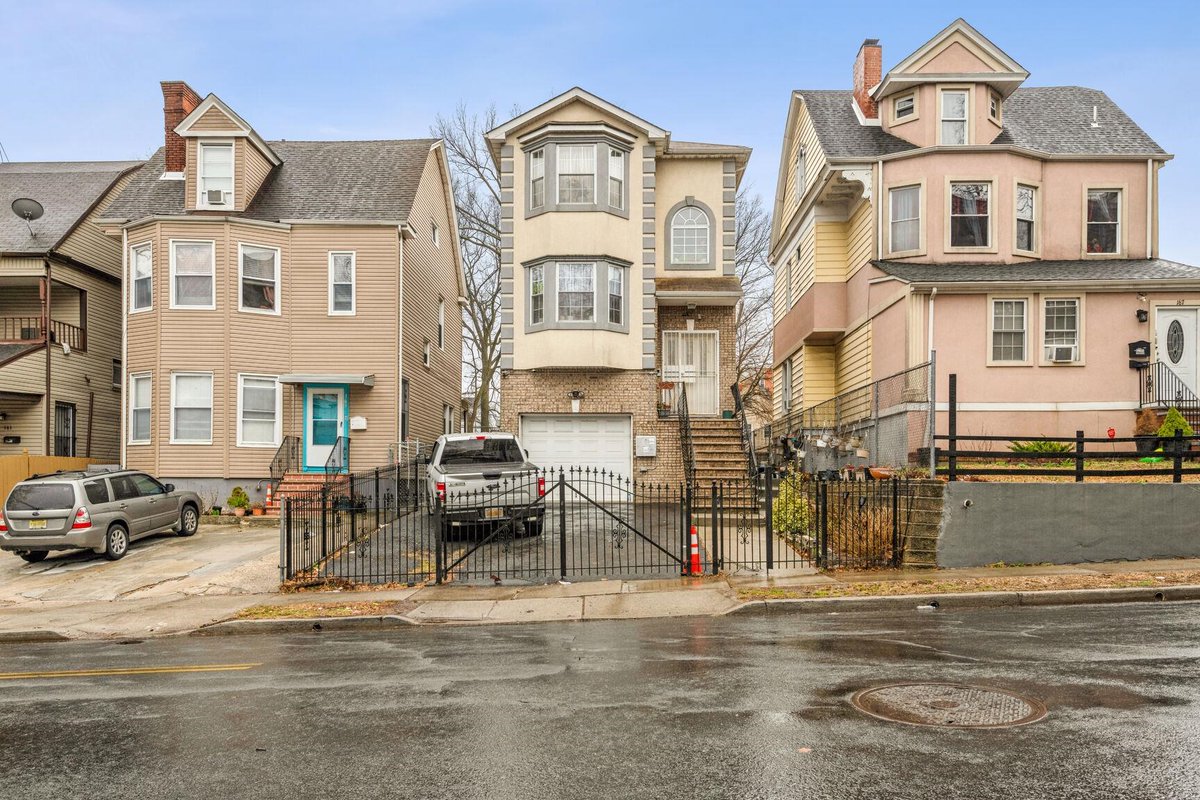 Ready for a change? This 6 BD/ 4 BA in East Orange won't be on the market long.  cpix.me/l/173418896