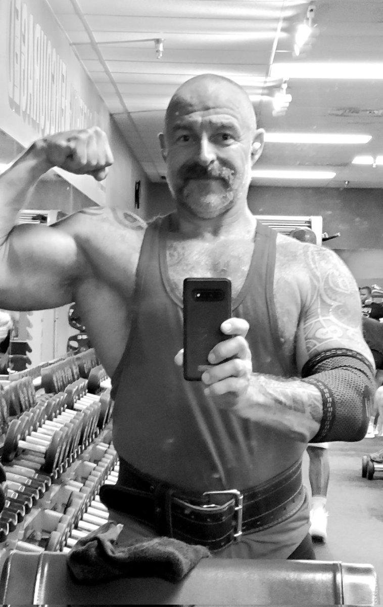 MAPleMUSCLEBULL's tweet photo. Good job! I really like my new gym @OaklandCrunch. Keep my motivation high and and focus on positive things. 
On my way to reach 210 lbs and I will have it. 
#musclebull #trainhard #bulking #musclegrow #hairyman #goodpump https://t.co/QbKhSRM3PY