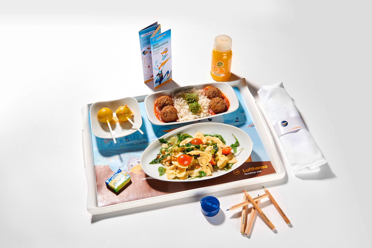 ReisenmitKinder's tweet photo. Lufthansa: Neue Kindermenüs von Cornelia Poletto https://t.co/2dlQYLK6tF https://t.co/CEI80hh5Gw