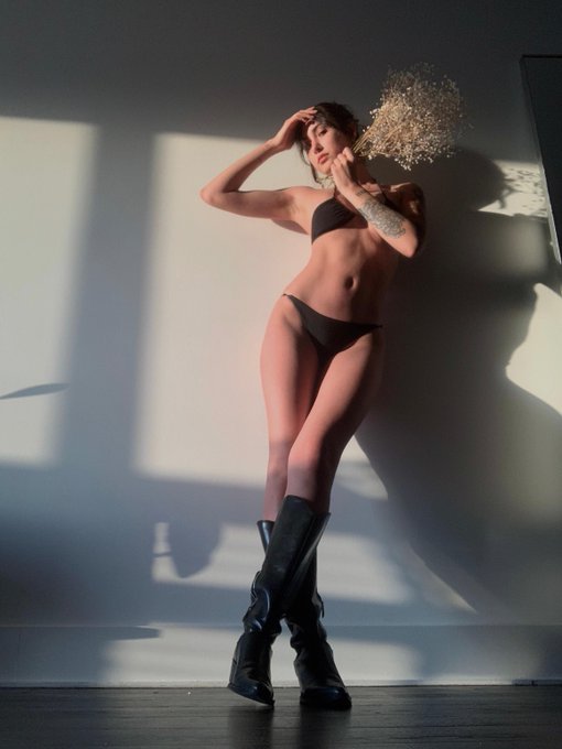 so bored :( come talk to me in bio https://t.co/Ze9s4Do2Xk