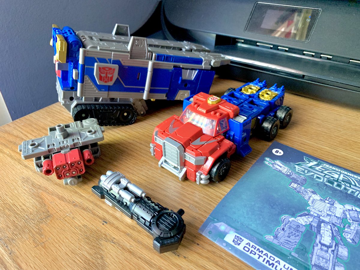 bigpurrrXXX's tweet image. I don’t have much time to play with it rn but here’s the goods 

#transformers
#legacyarmadaoptimusprime 
#transformerslegacyevolution