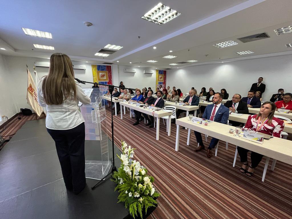Derecho_paz's tweet photo. En este encuentro con abogados(as) de #AR🇦🇷, #BR🇧🇷, #CL🇨🇱, #EC🇪🇨, #UR🇺🇾, #VE🇻🇪; compartimos experiencias sobre la funcionalidad de nuestros centros penitenciarios; la atención a los privados(as) de libertad. https://t.co/rD0dRBopel