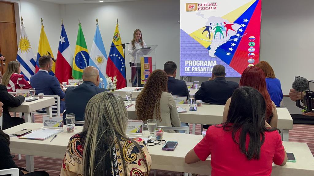 Derecho_paz's tweet photo. En este encuentro con abogados(as) de #AR🇦🇷, #BR🇧🇷, #CL🇨🇱, #EC🇪🇨, #UR🇺🇾, #VE🇻🇪; compartimos experiencias sobre la funcionalidad de nuestros centros penitenciarios; la atención a los privados(as) de libertad. https://t.co/rD0dRBopel