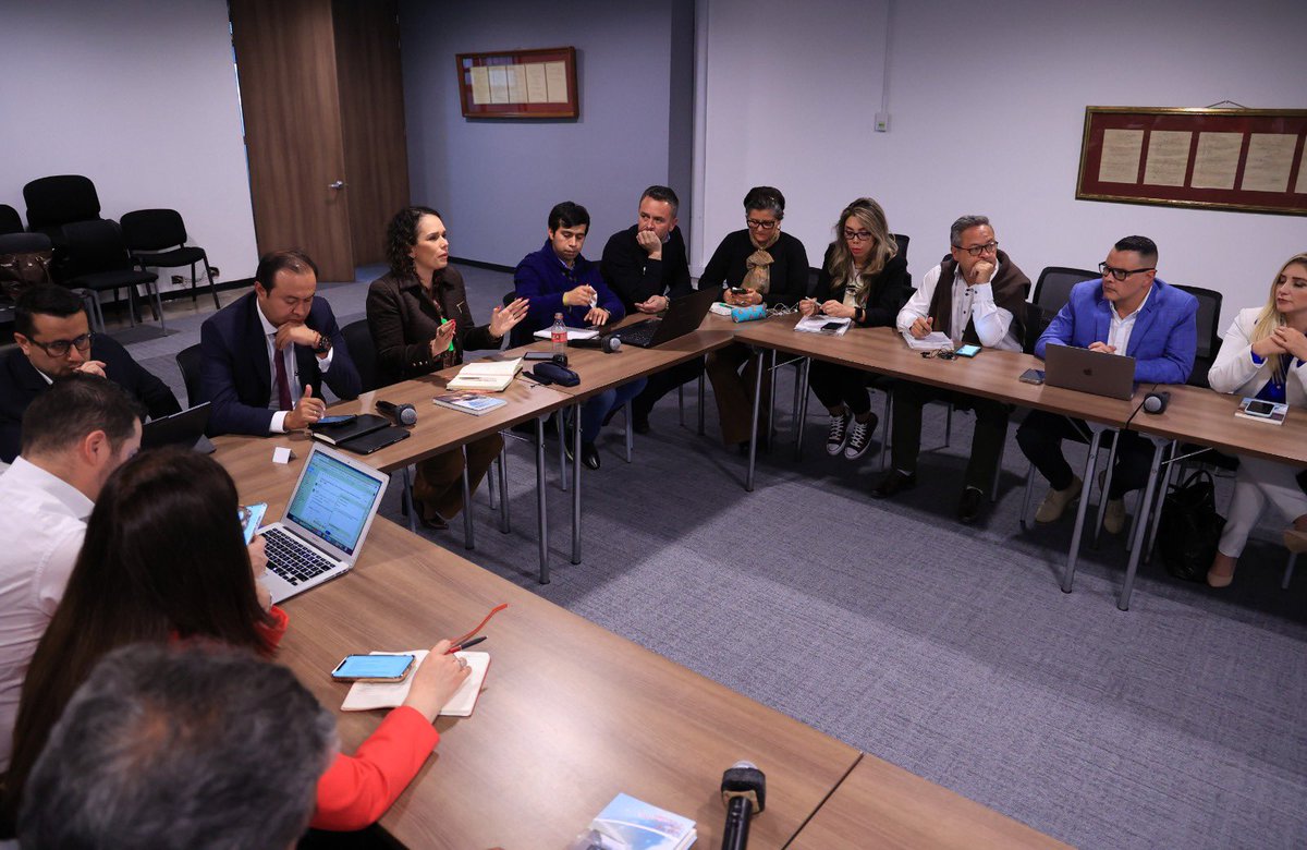 #AEstaHora la Ministra (e) <a href="/Maria_Constanz_/">María Constanza García Alicastro</a> lideró la VII Mesa de Infraestructura con Transportadores de Carga para continuar revisando el estado de la infraestructura y la prestación de servicios en los corredores viales del país.