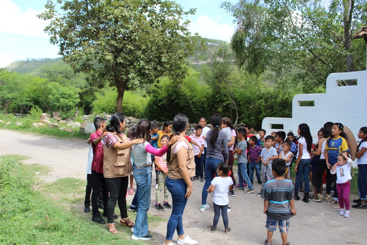 PNPRRS_HN2022's tweet photo. 3/3
Compartimos y capacitamos a los niños del Caserío, brindando conocimiento sobre las medidas de prevención dentro de su comunidad.
Construimos una cultura incluyente y libre de violencia. 💪
#RCPV
#orgulloPNP https://t.co/R1WivmSI89
