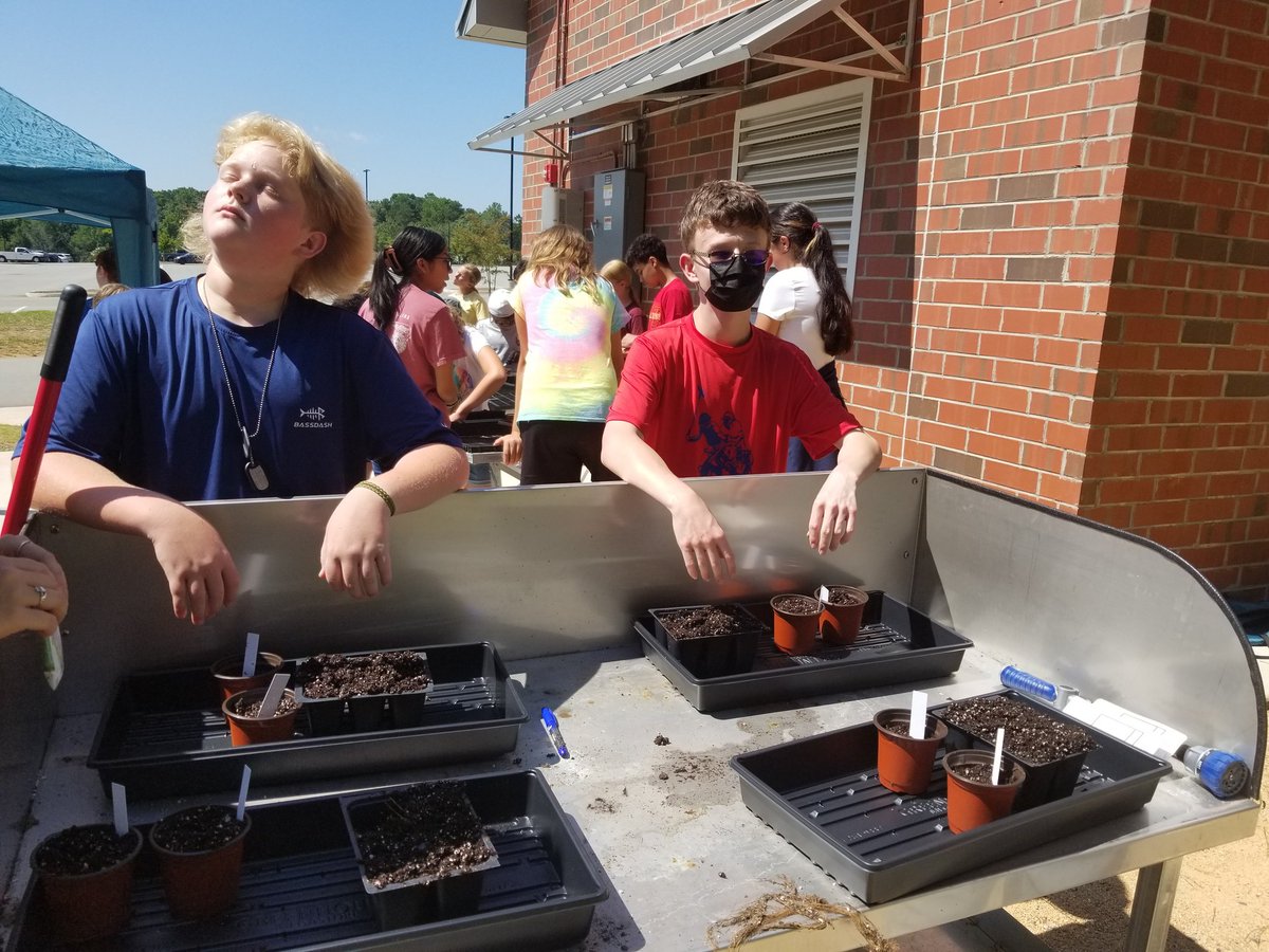 seaforth_ffa's tweet image. Sowing flower and vegetable seeds. #weareseaforth #OneChatham #weareseaforthffa