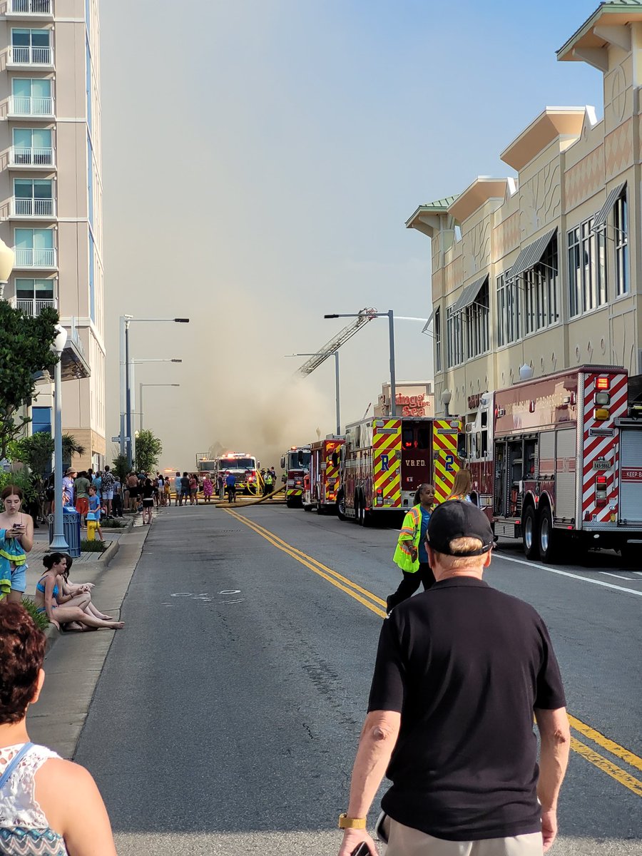 markteniaRVa's tweet photo. Was just relaxing @CityofVaBeach when a large amount of smoke near 26th street filled the air. Hope everyone is OK. https://t.co/ABGL03LErI
