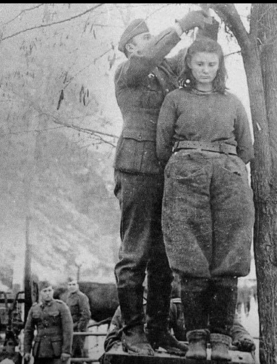 Para entender cómo no permanecer o regresar, debemos entender lo que ha venido antes...

Lepa Radić, de 17 años, era una chica serbia que luchó durante la Segunda Guerra Mundial, pero nunca llegó a ver a los nazis perder la guerra. En febrero de 1943, Lepa fue capturada. Los