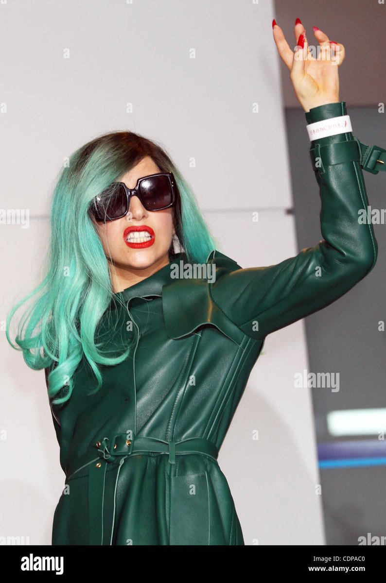 gagamultiverse_'s tweet photo. La salida es por izquierda ✊🏼 No lo digo yo, lo dice esta Lady Gaga abortera de la suerte 💚
#LevantáLaIzquierda https://t.co/8rw5a4cs2V