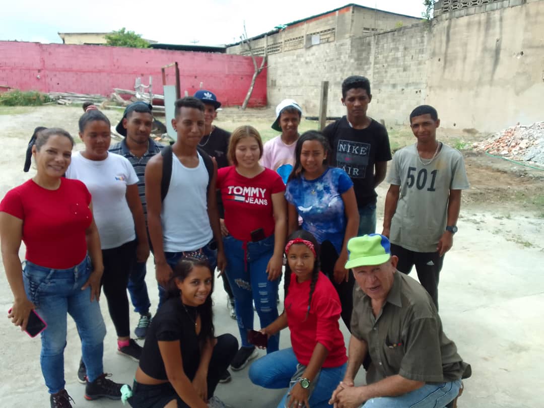 IncesCarabobo1's tweet photo. #AprendeLaTecnica ➡️ De  sembrar en la Unidad 
Curricular (Cultivos de
Ciclo Cortos, aprendimos la preparacion de sustrato y llenado de bolsas para producción de plantulas agroforestales en vivero, desde el sector Mercado Los Guajiros con el MTP Argelio Moreno del @CFS_SimonR https://t.co/U1c3mcNSwo