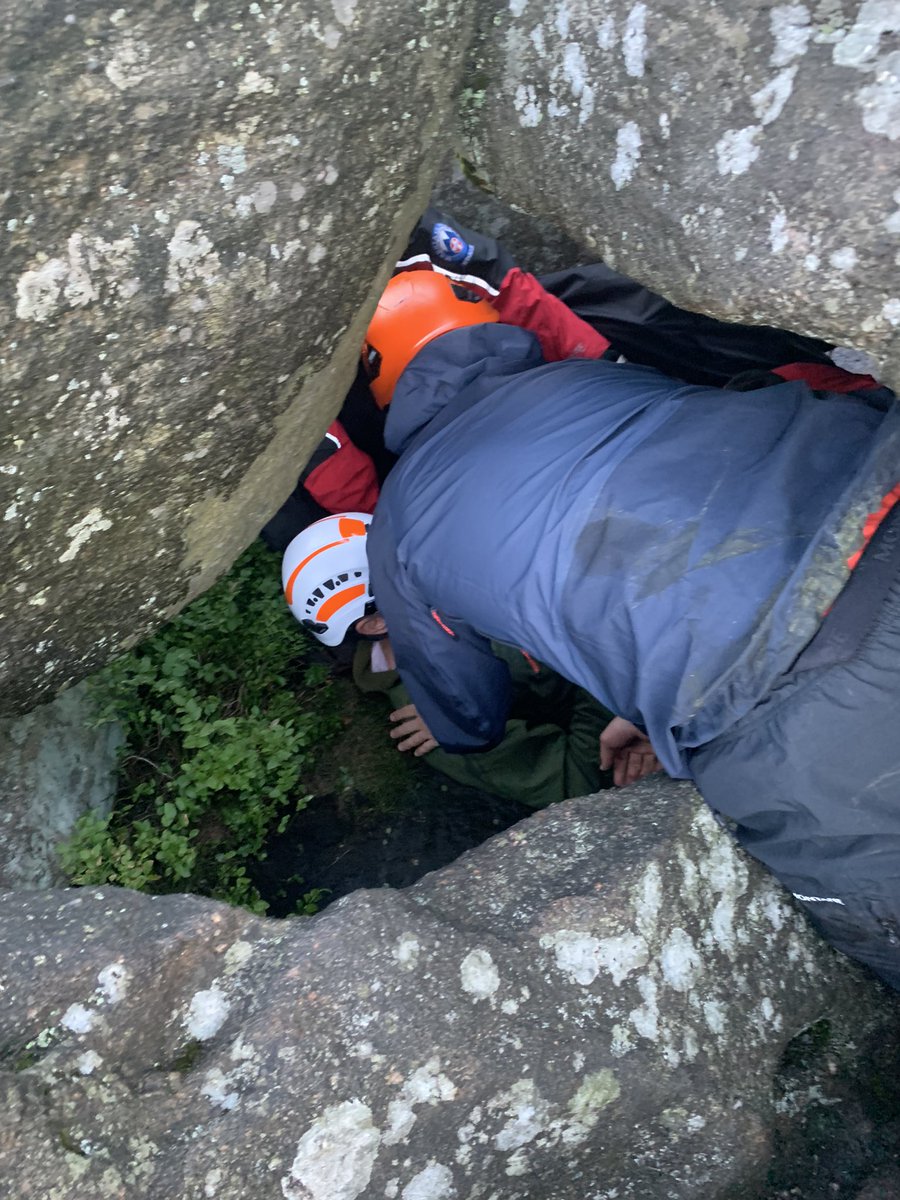 Tuesday evening training this week took place in the weaseling nooks and crannies of Higger Tor. We looked at the medical issues around being crushed or trapped and practised various methods of extracting casualties from within the gritstone abyss.