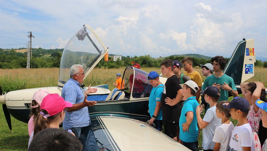 ymcabaiamare's tweet photo. Day 4 at Camp Copalnic Mănăștur was amazing! 

Kids witnessed captivating glider demonstrations at the aerodrome, creating unforgettable memories. 

Talented volunteers led dance, theatre, and drawing workshops.  

Adventure, creativity, and endless smiles! 

#YMCA https://t.co/8JoGi1fPzD
