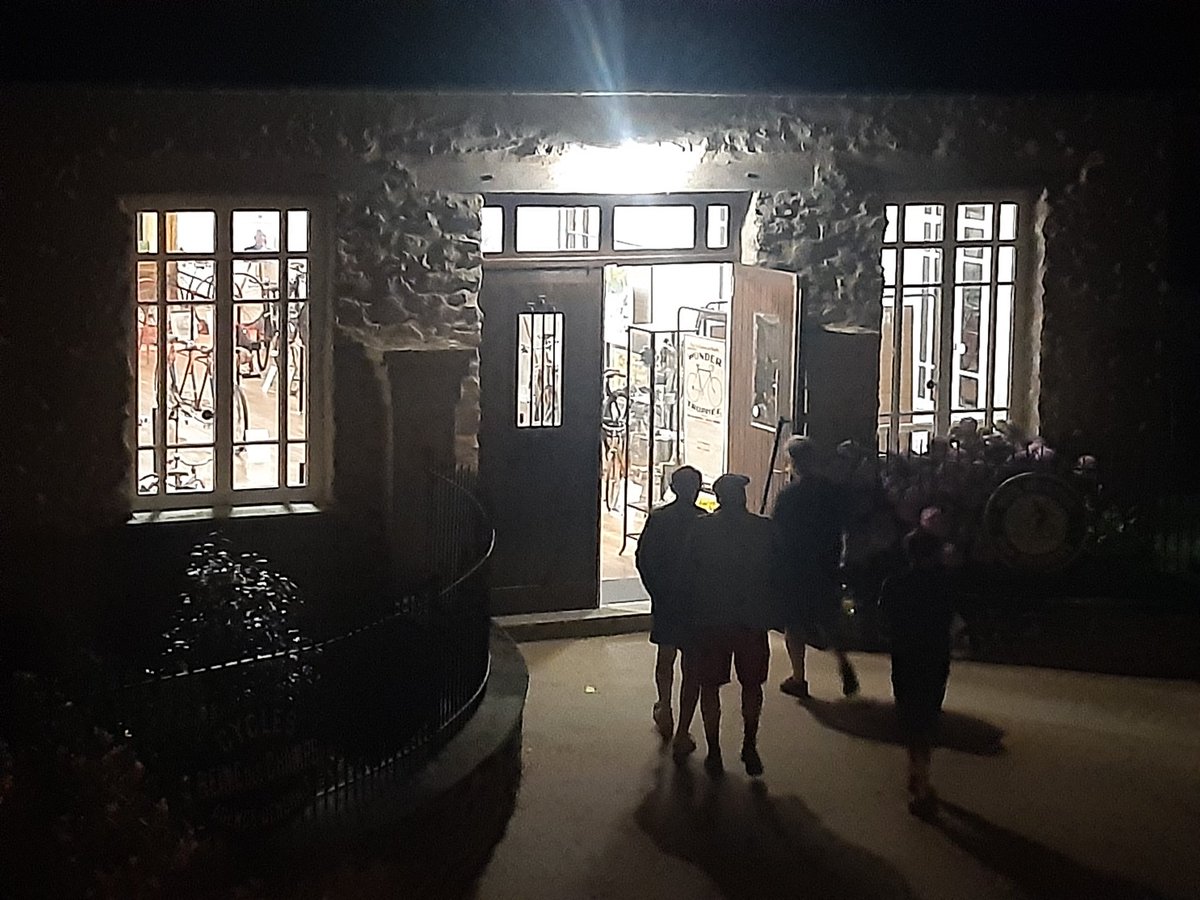 Une visite nocturne au #museeduveloduhautlimousin qui se terminera à 0h01, avec en fin de commentaire sur le livre d'or ces mots:
Une belle rencontre !
🤗🤗🤗