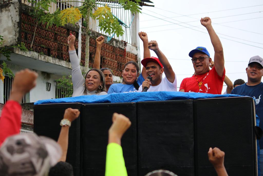 Galindez_vzla's tweet photo. ¡Yare con Maduro! 

Estamos en #Yare de los #VallesDelTuy acompañando a las fuerzas populares que desbordan las calles en respaldo a nuestro Presidente @NicolasMaduro.   ¡Vamos con todo!  

 #CompromisoYTrabajo https://t.co/OqC2B6XHm0