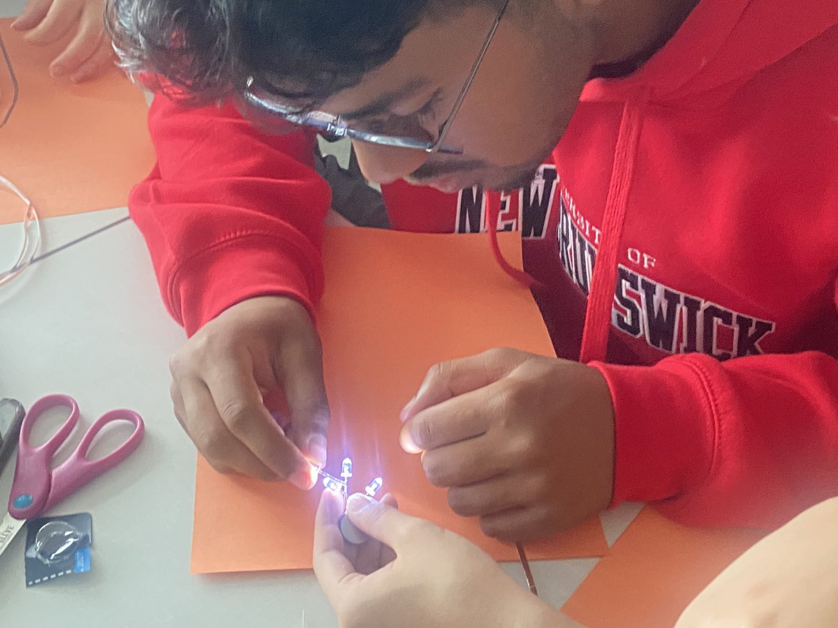 @ShadUNB (@shadunb) on Twitter photo How many LEDs can you put in a series or parallel circuit and do the colours matter? <a href="/ShadNetwork/">Shad Canada</a> How many LEDs can you put in a series or parallel circuit and do the colours matter? <a href="/ShadNetwork/">Shad Canada</a>