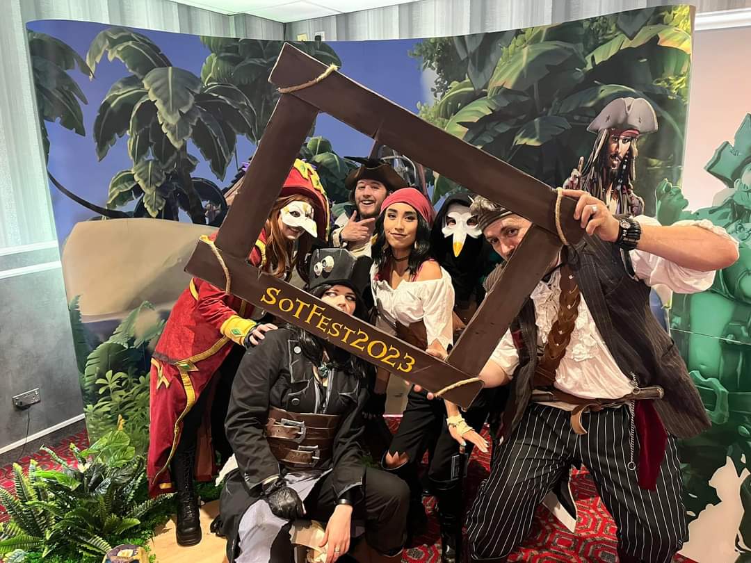 Perkster662's tweet photo. Great weekend @SoTFest with the Crew, cool to meet @RealLifeWookie @Capt_Ballzonia &amp; @sightlessKombat
Photos by @StephWickens, My Meg hugging it out with @MegRoaming and well done to @Purple_Creator @thecostumegeek &amp; @CosMathies for top 3 in the Cosplay . https://t.co/Xu1TCBcvrJ