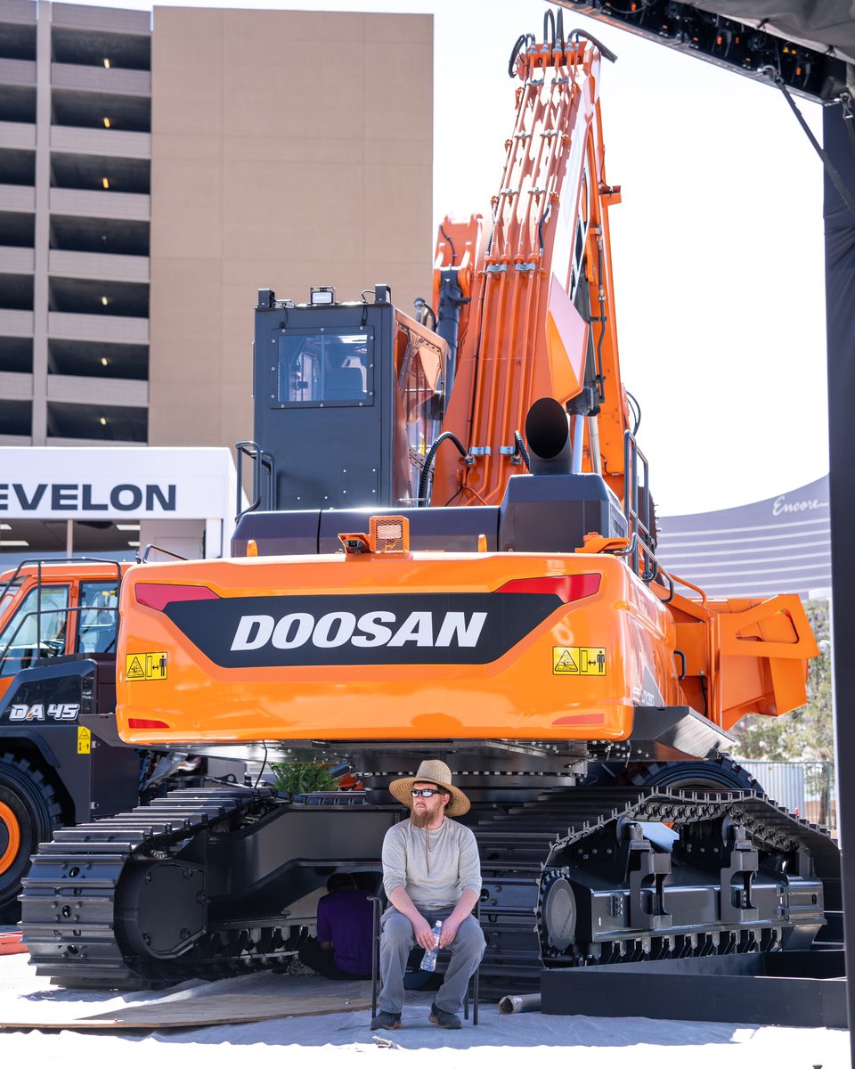 AEarthmovers's tweet image. The @DEVELONna stand prior to the opening of @conexpoconagg 

#conexpo #develon #doosan #comexpo2023 #forestry #excavator #heavyequipment