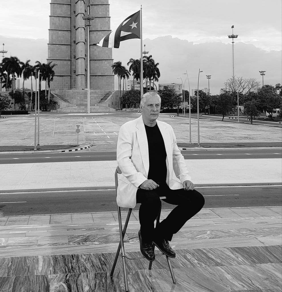 DmjSanto's tweet photo. Se incita desde el imperio al desorden,bandalismo y cualquier accion q provoque desestabilizacion en Cuba, pero se equivocan al pensar q cuatro pelagatos pueden tumbar esta gloriosa Revolucion la q defenderemos hasta la ultima gota de sangre no lo duden. https://t.co/5Gsl7SAYZE