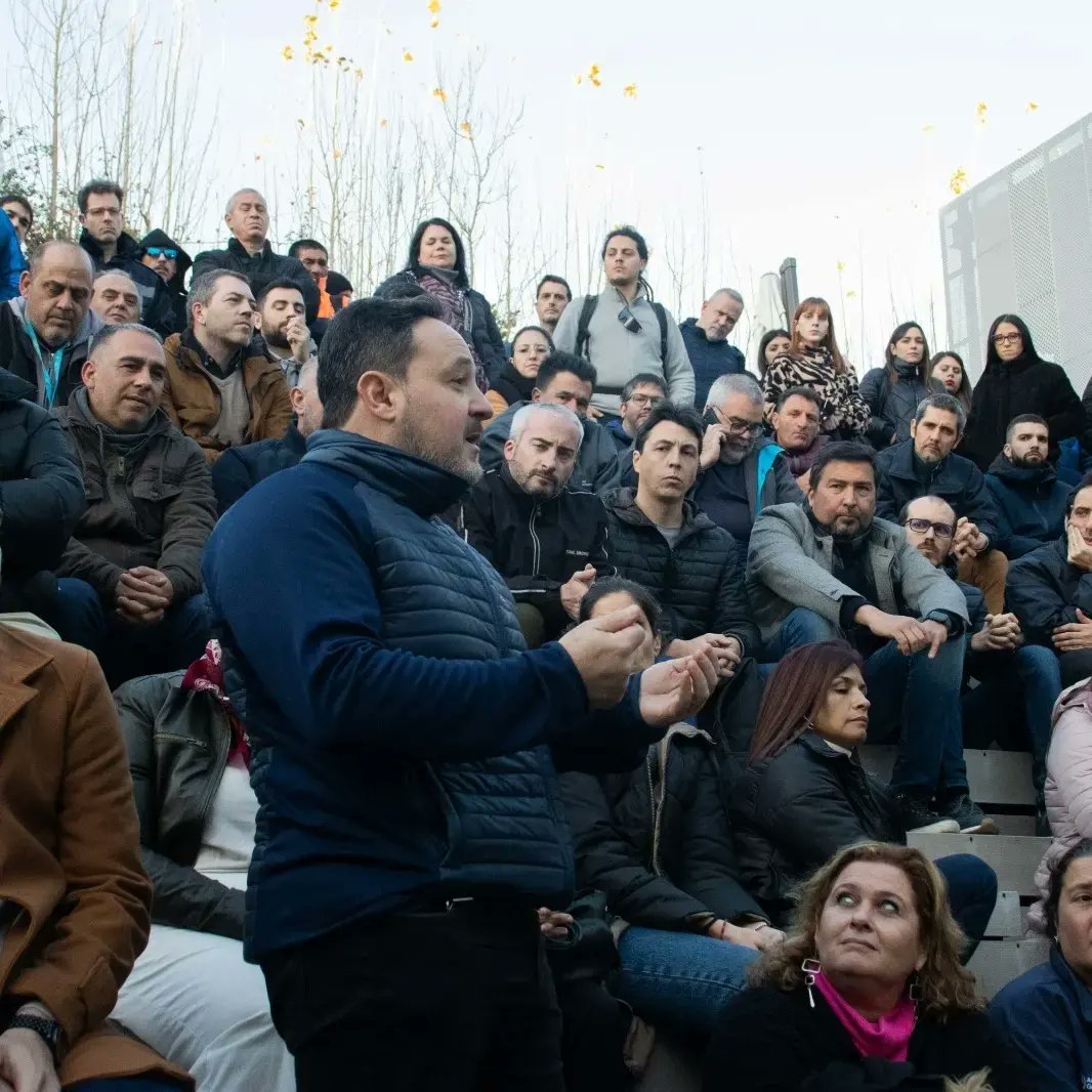 ApdfaLinea's tweet image. A raiz de la modificacion express del estatuto donde proscriben cualquier oposicion, participamos del plenario donde se votó por unanimidad no pertenecer mas a APDFA.

Trabajaremos por el gremio que se merecen los trabajadores desde otro lugar.