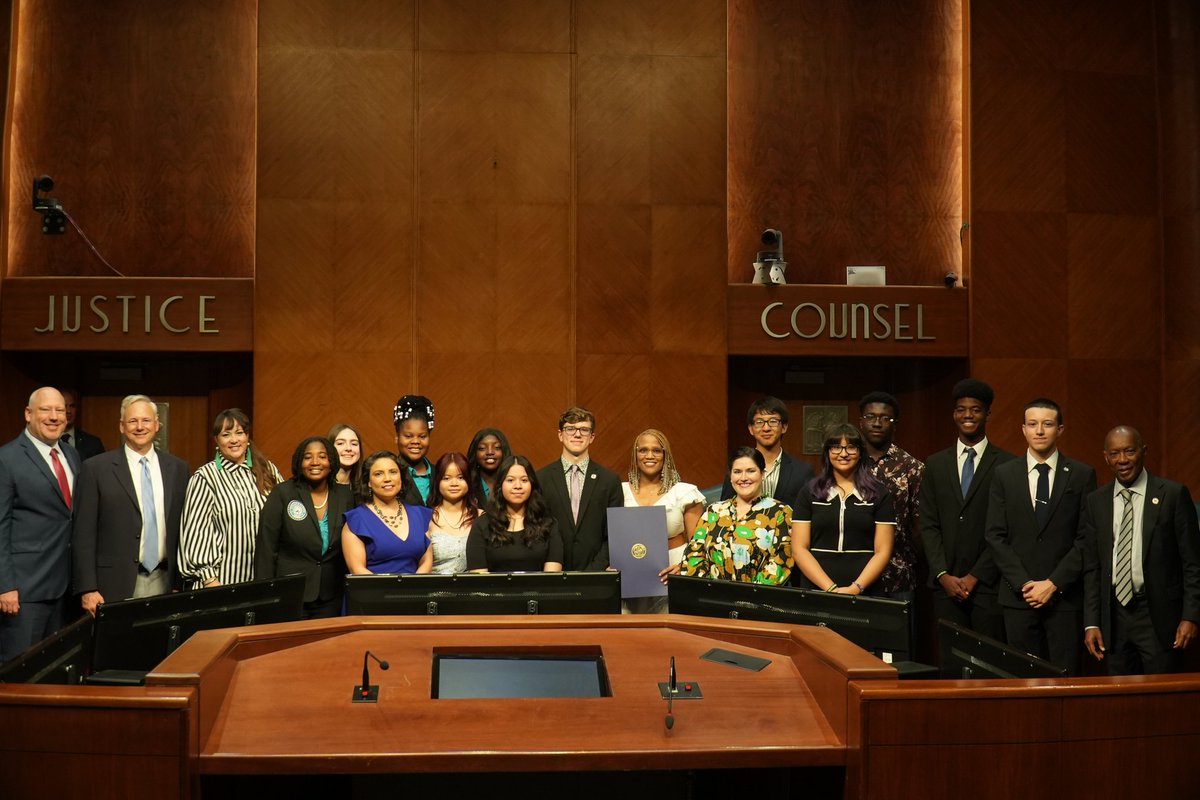 HCDE_CASE's tweet photo. What an amazing day! Our CASE Debates students were honored with a proclamation by @HoustonTX Council for their successful participation in the @NAUDL1 tournament. We're so proud of our debaters! Thanks @SylvesterTurner & @TiffanyForAlief for your support! #MakingAfterschoolCool https://t.co/RtrpeK7LeI