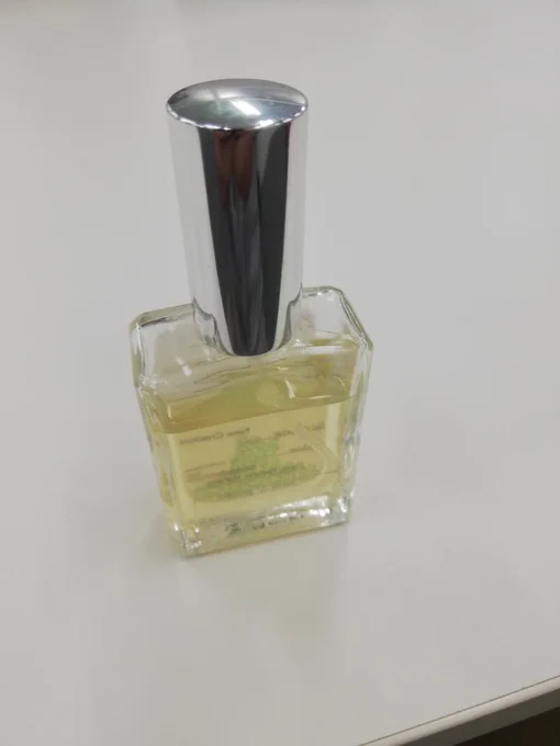香水が入ったまま捨てられることがあります。おはようございます。ゴミ清掃員の滝沢です。ごみ回収では液体がNGなので、いらない布や使った後のティッシュなどに中身をしみ込ませて容器だけ出していただけると嬉しいです。多くの自治体は不燃ごみです。#ゴミ清掃員の日常 #滝沢の推し活はごみ分別 