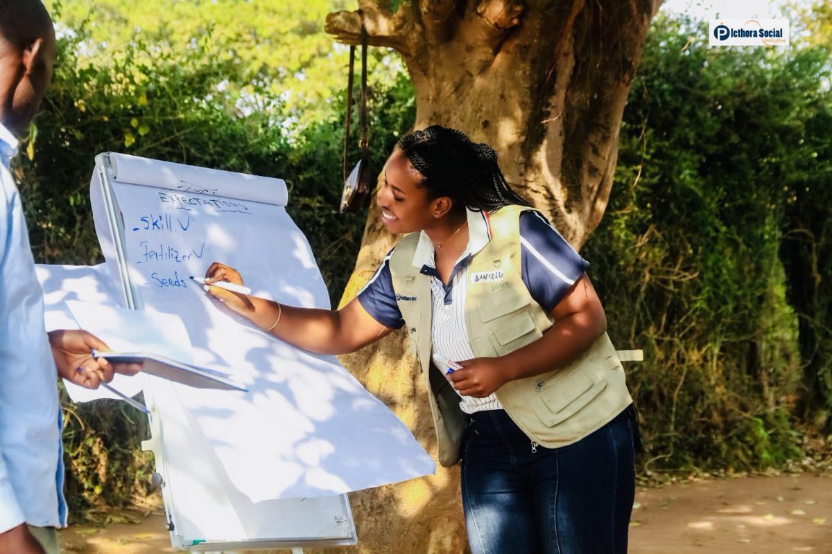 plethoraUG's tweet photo. We are thrilled to annonce 📢 the beginning our permaculture design training course in Nakivale Refugee settlement. 
We are teaching regenerative agriculture to fight law crop yield and soil infertility in the Settlement.
@PermaAction 
@Re_Alliance_org 
@lushspringprize https://t.co/dIlt69LVhs