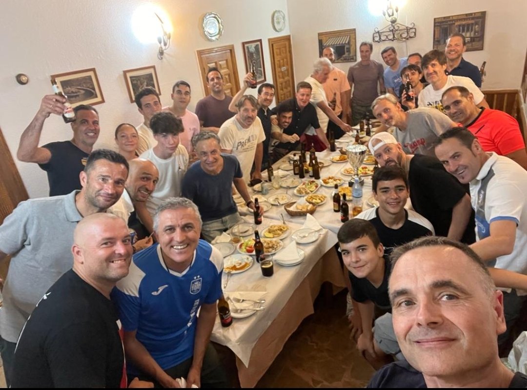 AntonioGPlata's tweet photo. @ajfs1998 @RCSport3 Mimi, Jaime, Paco, Miramón, Orol, Wiwi, D.Marín, Riquer, Jota, Cogorro, Román, Jorge, GPlata, Merino, Iñaki, Kikillo, Werner, Herrero, L.Amado, Lillo, Pedro, Javi, Trigueros, J.Lorente, Álvaro A., Jorge Lobo, Carlos, César Muñoz... y unas cañas.
#APorEllosQueSonPocos
@RCSport3 https://t.co/8Wob6QqnSB