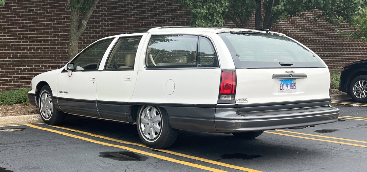 ChicagoSpotter's tweet photo. Unicorn alert. 

Not a #RoadMaster
Not a #CapriceClassic but a

1991 #Oldsmobile #CustomCruiser 

Looks to be in damn near perfect condition, too. 

#carspotter https://t.co/kB32NbgBGp