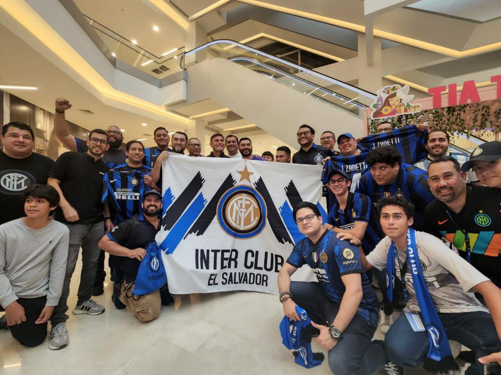 marioball77's tweet image. Junto a @javierzanetti y la familia de @InterClubESA #leyenda #pazzainter #amala #ForzaInter
