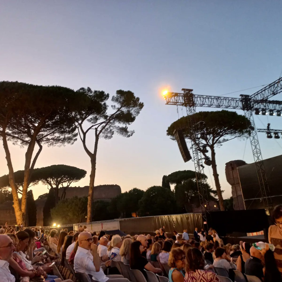 Splendida serata nell'incanto di Caracalla, grazie Roberto di regalarci sempre grandi emozioni con la tua Arte sublime, la tua generosità e i tuoi magnifici Friends. Imperdibile!!