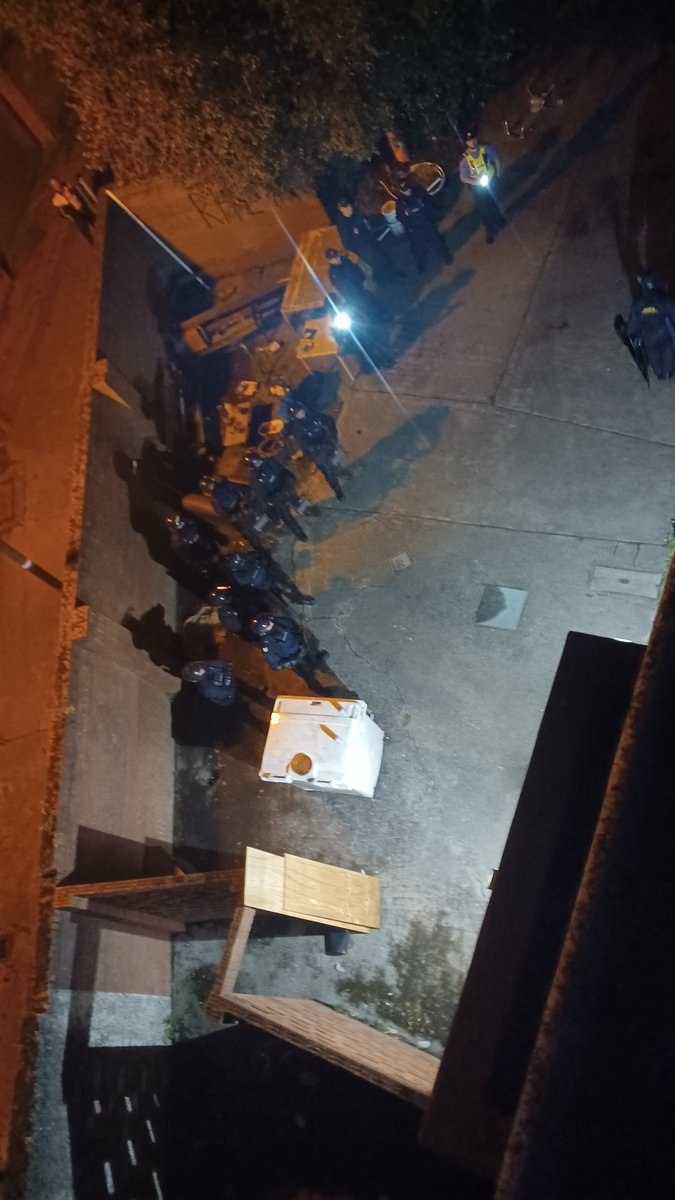 After an hour of siege by a large force of Gardaí, the RHL activists at McSweeney House are still on the roof.

Resist Evictions!