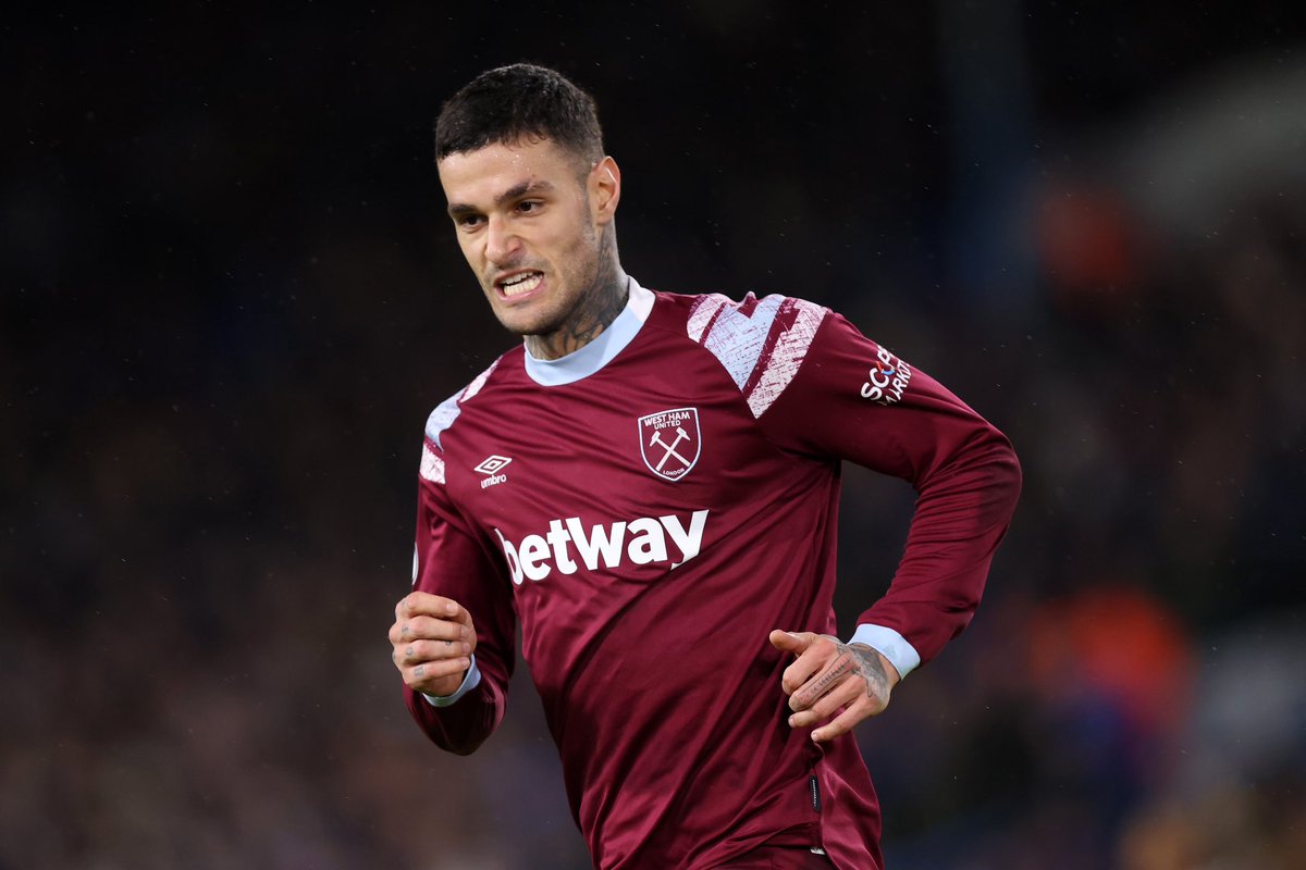 FabrizioRomano's tweet photo. West Ham’s Gianluca Scamacca: “Roma is my home. It’d be a dream scenario to have José Mourinho as manager”, told Gazzetta 🟡🔴🇮🇹 #WHUFC

“I’m sure I’d improve my skills a lot under José at Roma”, he added.

Scamacca’s quotes are from Gazzetta front page. Full interview to follow. https://t.co/hfXxIRz3ND
