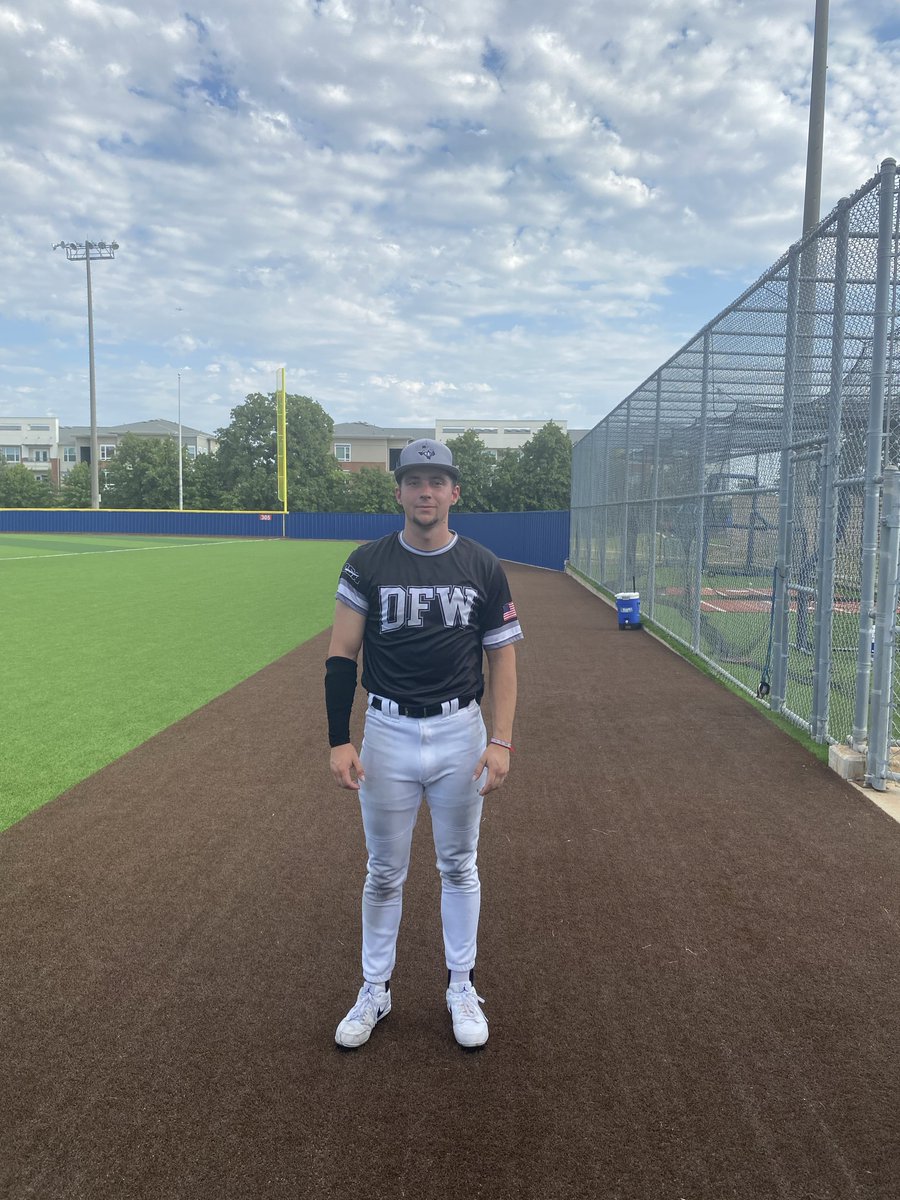 FiveToolCollege's tweet photo. F: DUBS Collegiate 10, Diamond Prospects Collegiate Purple 6
PoG: @jj_young2 2-3, HR, 3 RBI, 3R, 2 SB
Notable: @JaxstonF 2-2, R

#FiveToolCollegeNTX https://t.co/Ta6YoGU71B