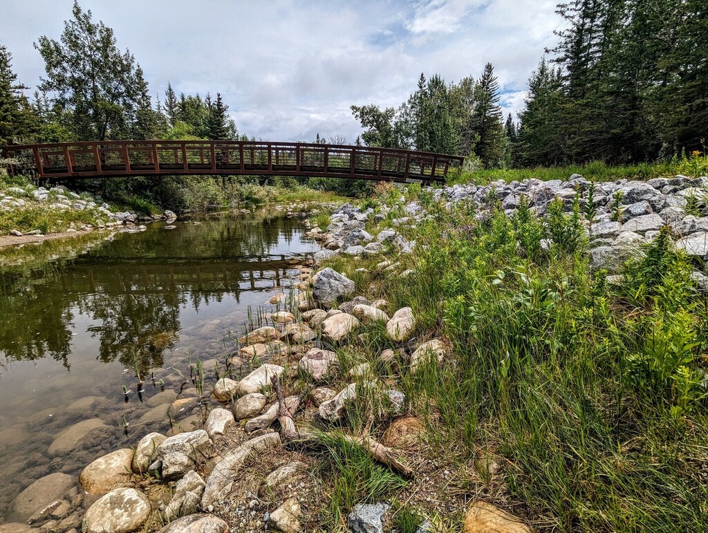 What a beauty of an afternoon at #fishcreekpark 

#calgary #yyc #yycnow #alberta #fishcreek #bebogrove #bebogrovefishcreekpark #relections #bridge #rocks #water #nature #mothernature #mothernaturerocks #sky #clouds #trees instagr.am/p/CukynxsPFL4/