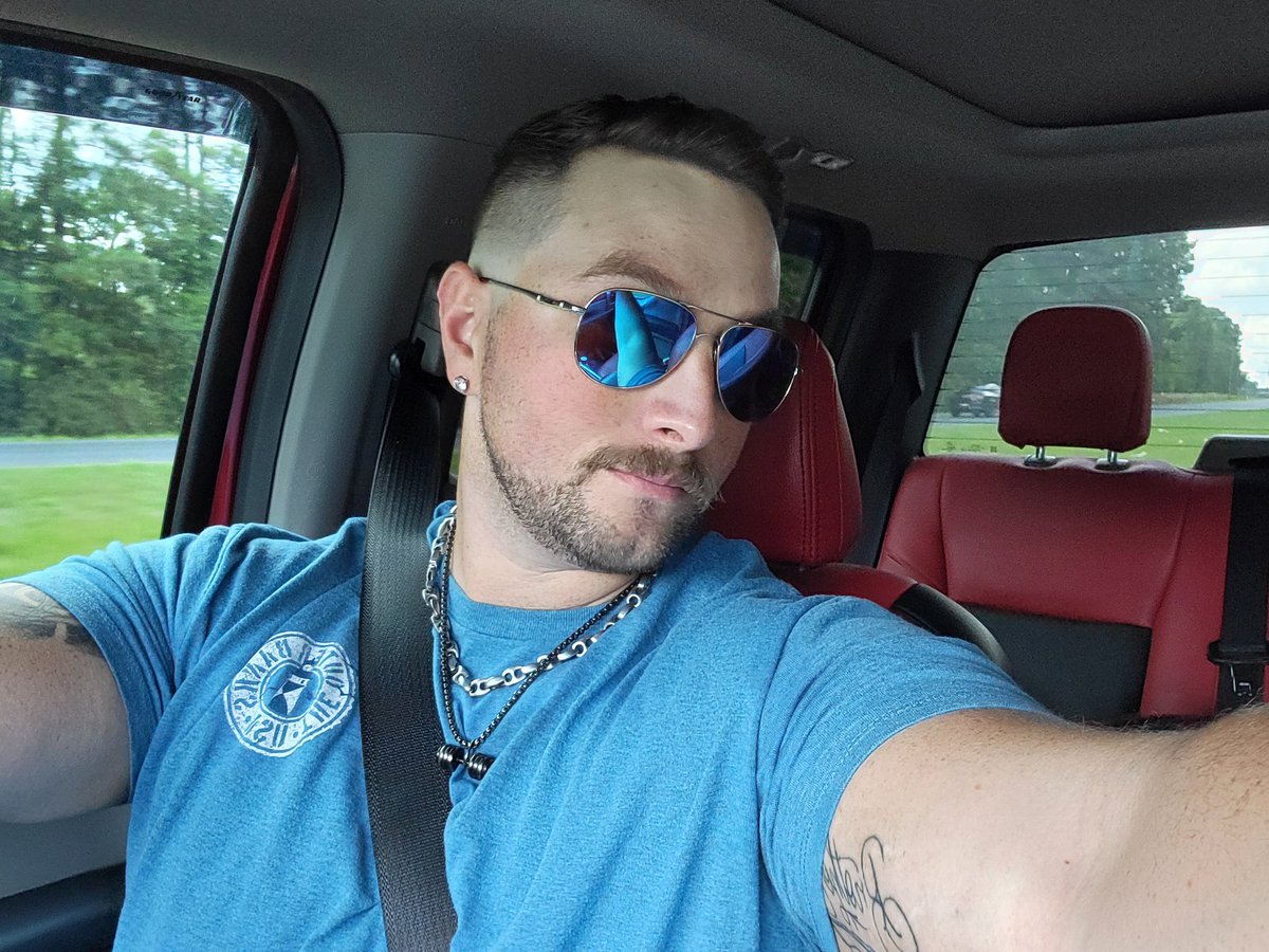 IglooIronic's tweet photo. Fresh fade!!   Gotta admire the custom truck seats https://t.co/KVwoyhe7Gl