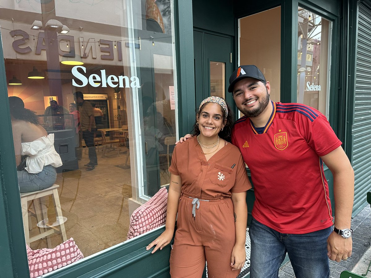 mcalderoncerame's tweet photo. Apoyando a Amanda, una joven emprendedora que le está metiendo a las pizzas en el Paseo de Diego. Necesitamos más como ella para revitalizar esta zona y promover el desarrollo económico ordenado en San Juan. ¡Enhorabuena, visiten Selena! 🍕 https://t.co/vqciA0Z8aO