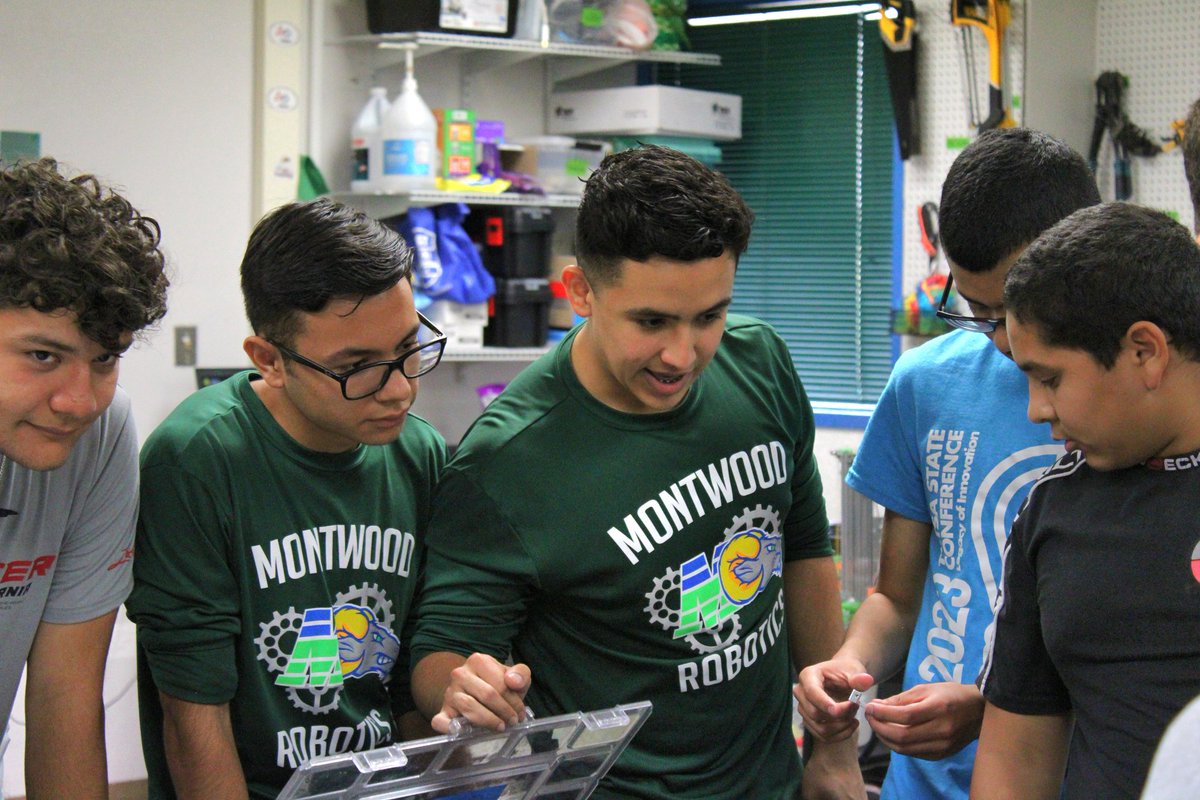 MHSRoboticsEPTX's tweet photo. As the 2nd day of camp with MHS #Robotics wraps up, #TeamSISD has learned the ins and outs of a robots mechanisms and have begun to construct their robots for tomorrow's final showdown. 🦾 https://t.co/tYSZDPdwoD