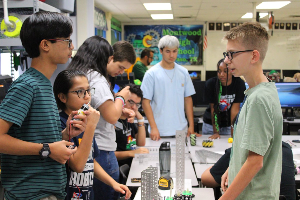 MHSRoboticsEPTX's tweet photo. As the 2nd day of camp with MHS #Robotics wraps up, #TeamSISD has learned the ins and outs of a robots mechanisms and have begun to construct their robots for tomorrow's final showdown. 🦾 https://t.co/tYSZDPdwoD