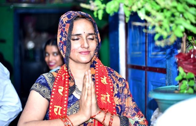 سندھ کے ضلع خیرپور کے غلام حیدر کا موبائیل فون کی ایک مس کال کے ذریعے سال 2014 میں سیما نامی لڑکی سے رابطہ ہوا، تین چار ماہ تک دونوں فون پر بات کرتے رہے، خاندان والے نہ مانے تو دونوں نے کورٹ میرج کر لی اور کراچی جا بسے - دونوں کے ہاں چار بچے پیدا ہوئے - غلام حیدر کراچی میں رکشہ