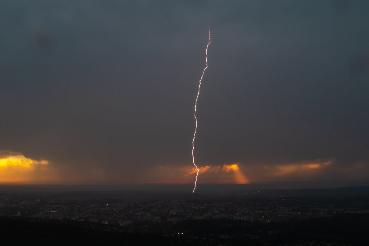 CocoLapre's tweet photo. Quelques photos prises ce soir au belvédère de Montfaucon #orages https://t.co/FDDtToqWOY