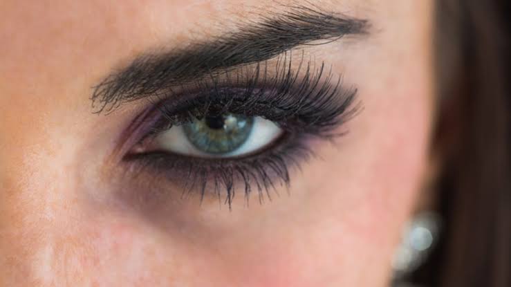 Eğer bir gün gidersen adını değil de gözlerini unutmaktan çok korkuyorum...