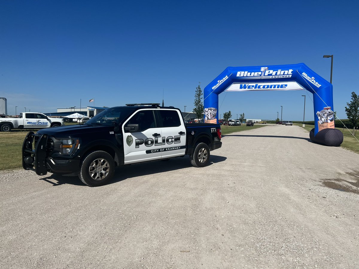 ColonelWaughNSP's tweet photo. @KearneyCruise Nite is underway tonight @BlueprintEngine! It’s a beautiful night in @CityofKearney, be sure to stop by to check out all the cars & food trucks! @KearneyPolice are always happy to see everyone as well! #BeSafeBeSmart https://t.co/mNuBwybFDh