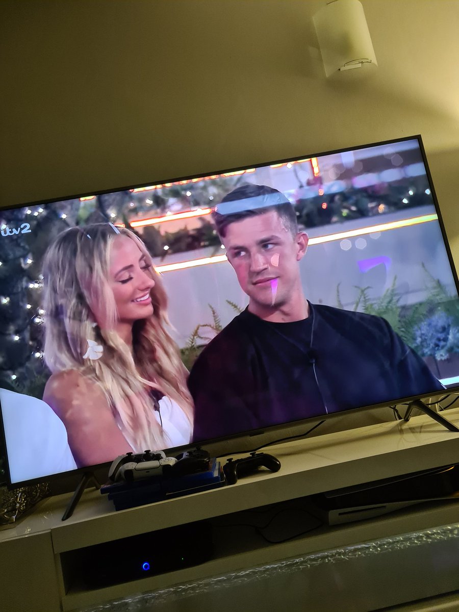 dangerhamster93's tweet photo. NOO the DEATH glare Mitch just gave Scott After recoupling 🤣 #LoveIsland https://t.co/PAQdp2L86T