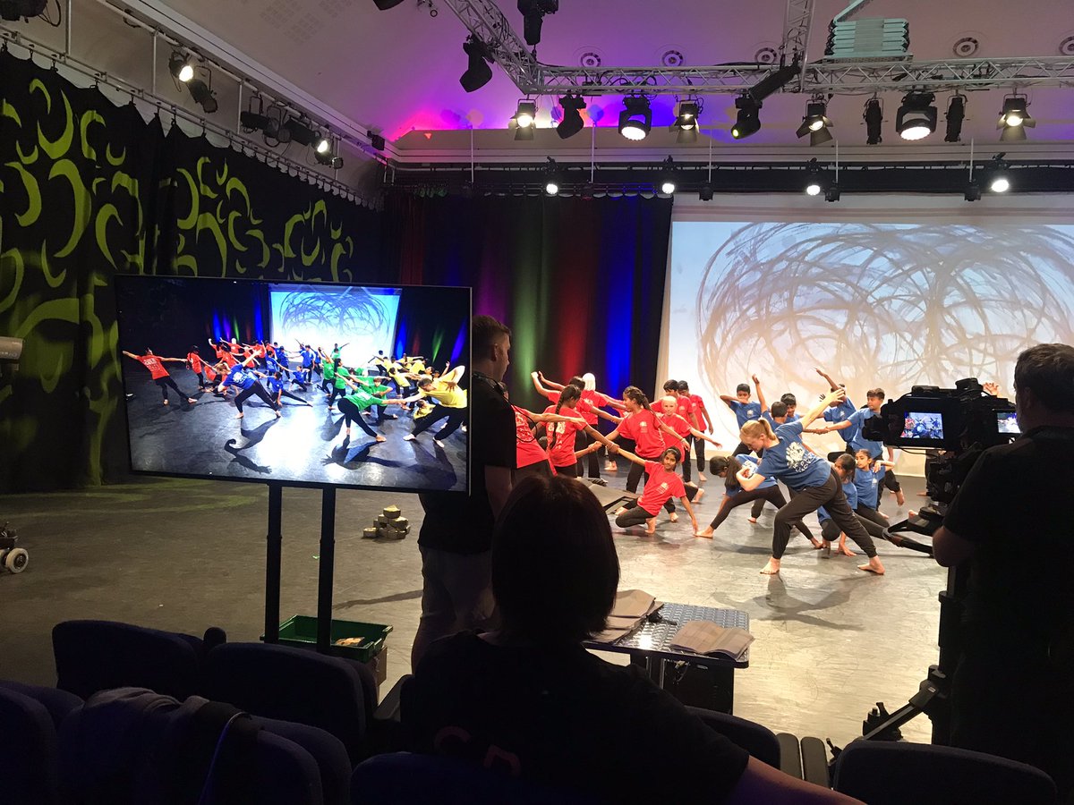Great to be at #ROHCreateDay with @mwaksybluepeter & wonderful dancers, musicians & singers from @RoyalOperaHouse working with 2.000 children from Hounslow, Thurrock, Coventry & Doncaster