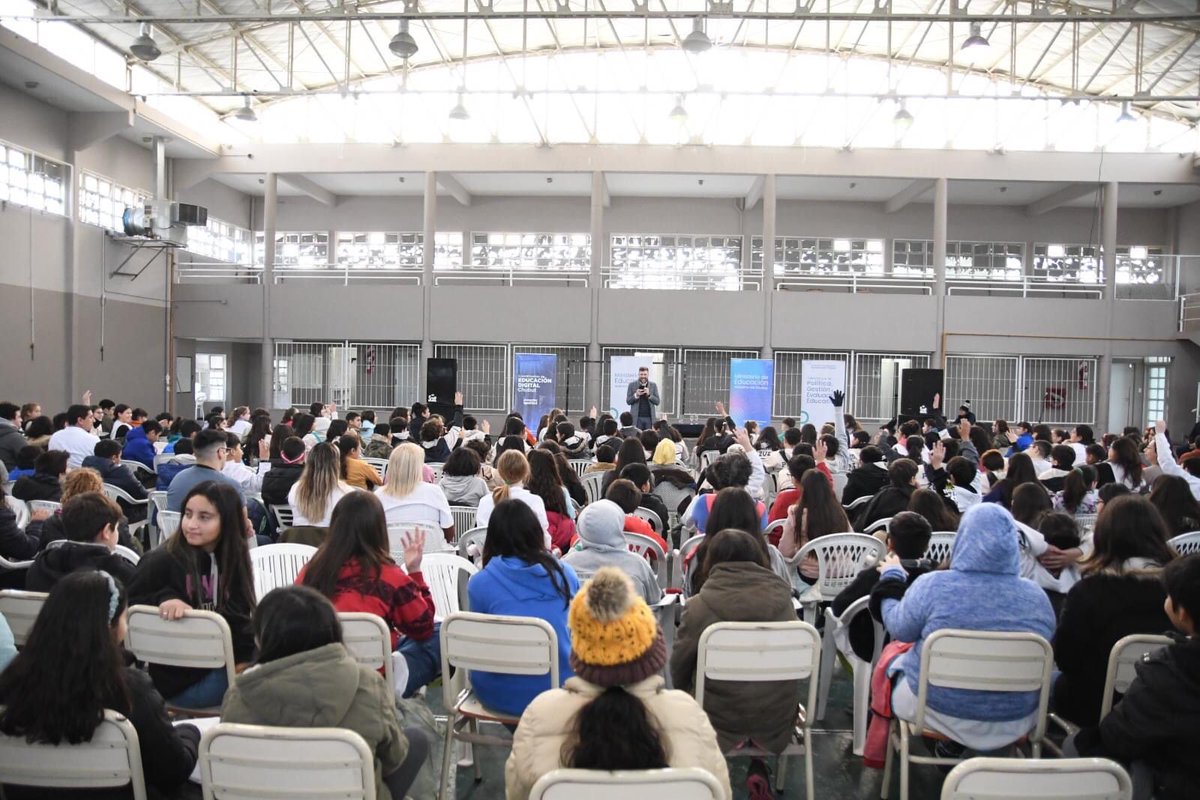 GroomingArg's tweet photo. En el marco de la campaña sin precedentes que llevamos en 📍#Chubut , @hernangnavarro dictó jornadas de concientización del delito de #Grooming en establecimientos educativos para más de 800 #NyN

 👏 Día a día construimos acciones tendientes a la federalización de nuestra lucha. https://t.co/8kkPH3MU7V