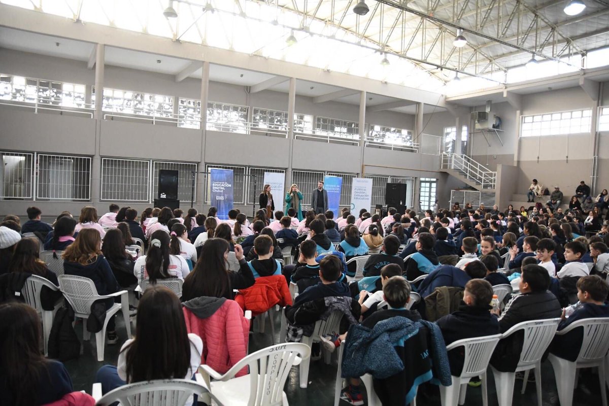 GroomingArg's tweet photo. En el marco de la campaña sin precedentes que llevamos en 📍#Chubut , @hernangnavarro dictó jornadas de concientización del delito de #Grooming en establecimientos educativos para más de 800 #NyN

 👏 Día a día construimos acciones tendientes a la federalización de nuestra lucha. https://t.co/8kkPH3MU7V