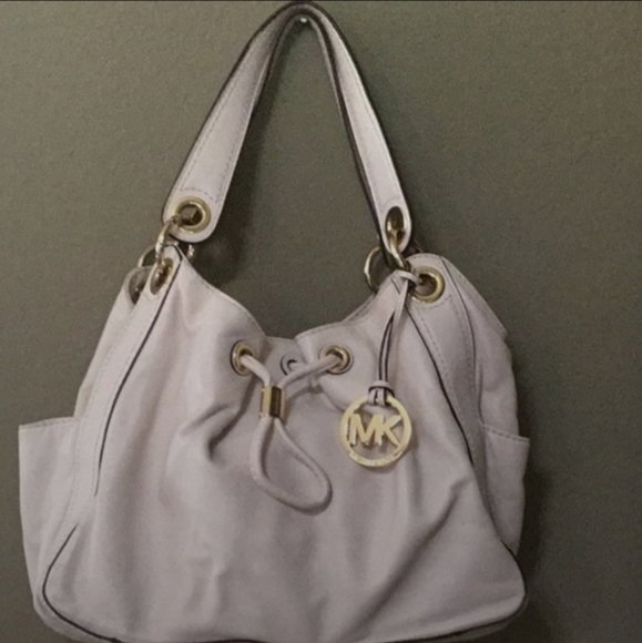 J_zagas's tweet photo. So good I had to share! Check out all the items I'm loving on @Poshmarkapp #poshmark #fashion #style #shopmycloset #michaelkors #meettheposher #yuu: https://t.co/O6TOgSdxzw https://t.co/cnhz9iMCii